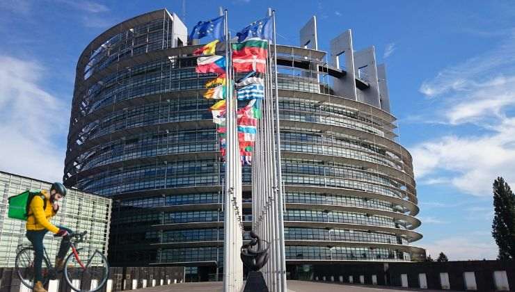 Il Parlamento Europeo cambia il futuro dei rider