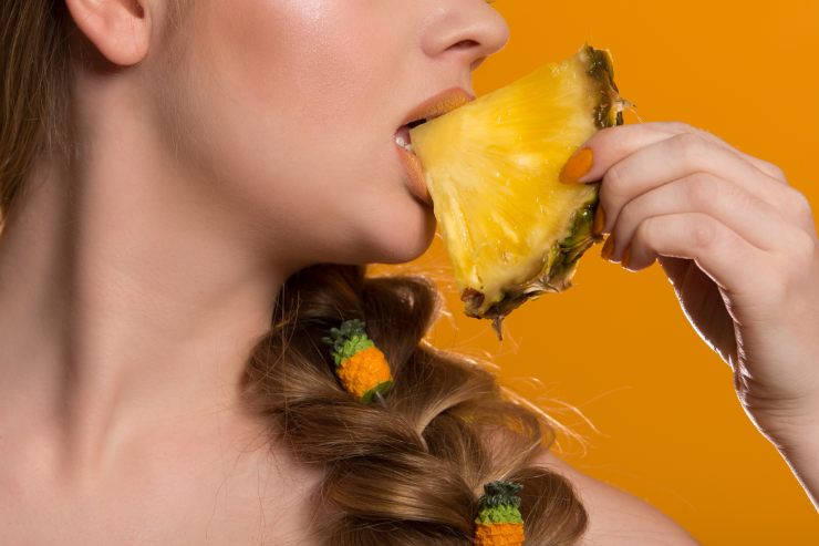 donna mangia l'ananas 