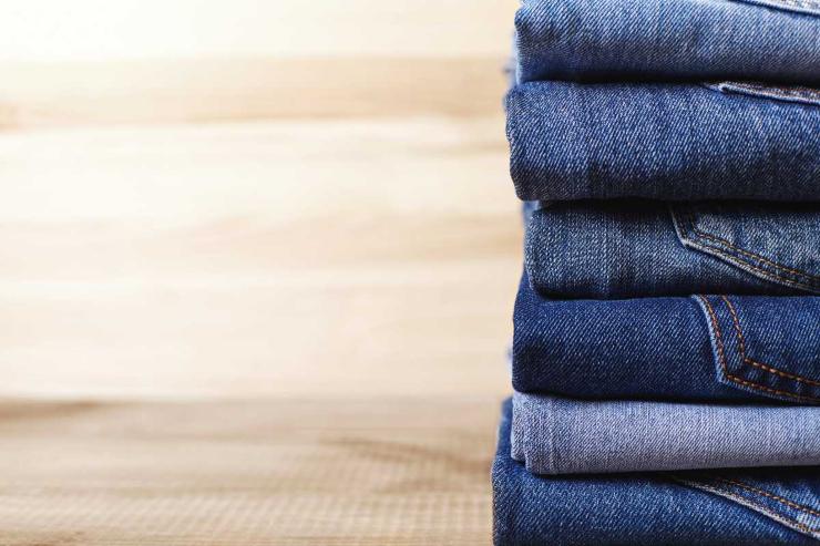 Jeans, il trucco per mantenerli puliti senza lavatrice