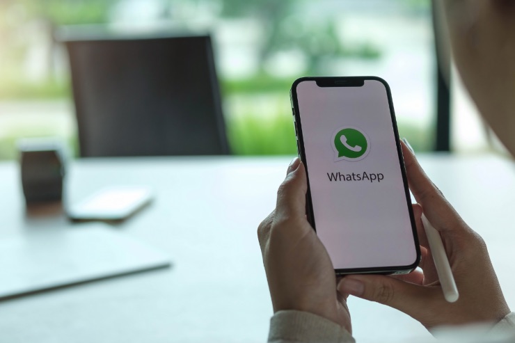 WhatsApp, molti ignorano cosa accade tenendo premuta l'icona sul telefono