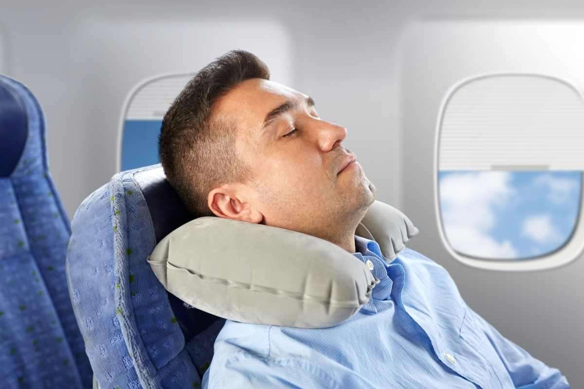 Il trucco dei Marines per dormire in aereo