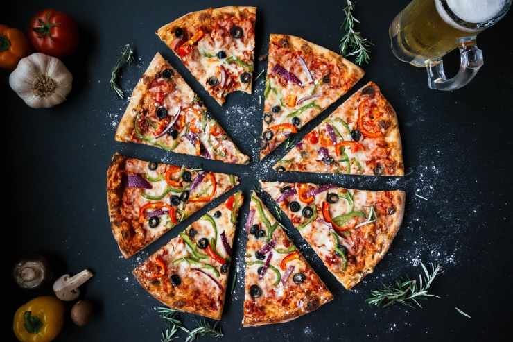 Quanto costa una pizza fatta in casa? Conviene davvero rispetto ad una pizza acquistata in pizzeria? Scopriamo i risultati dell'indagine del Pizza Village di Napoli.
