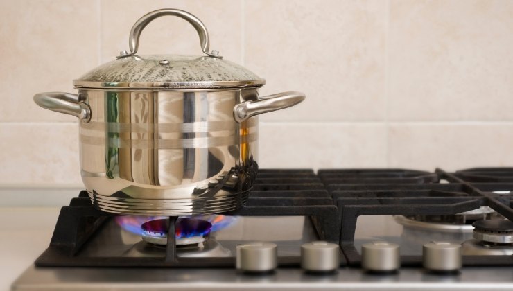 Cucinare in casa provoca danni alla salute, ecco quali