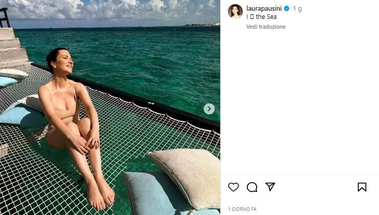 Laura Pausini stratosferica in bikini