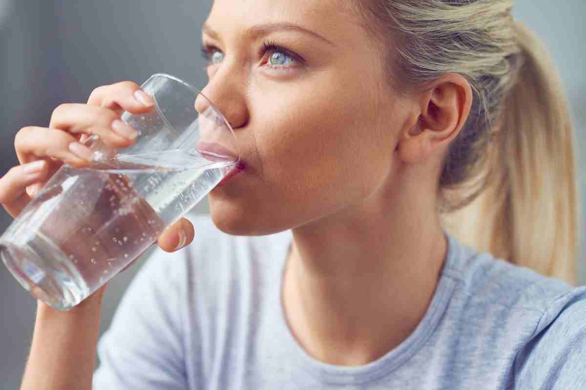 Bere acqua per perdere chili: trucchi