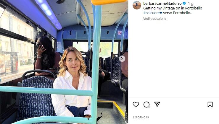 Barbara d'Urso senza trucco sull'autobus