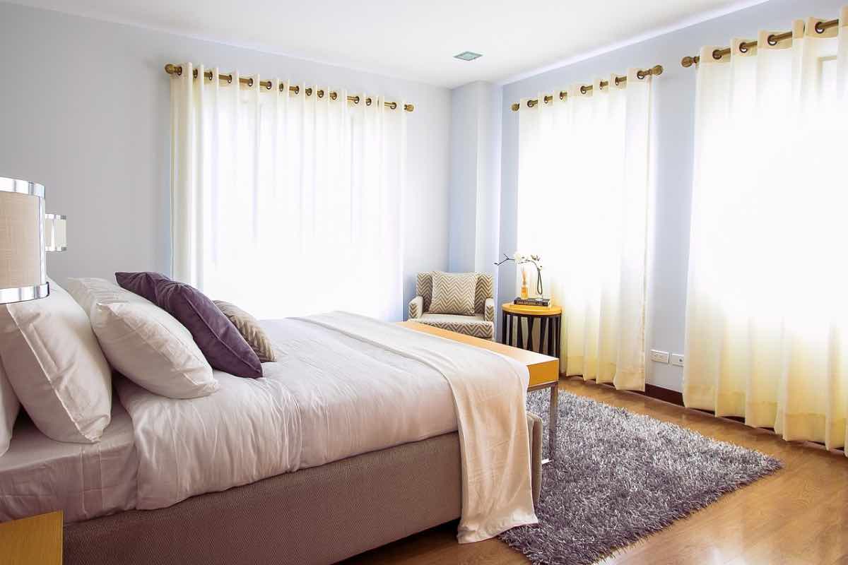 Usare solamente il bianco sulle pareti della camera da letto è ormai sconsigliato, meglio un bel color rosa antico