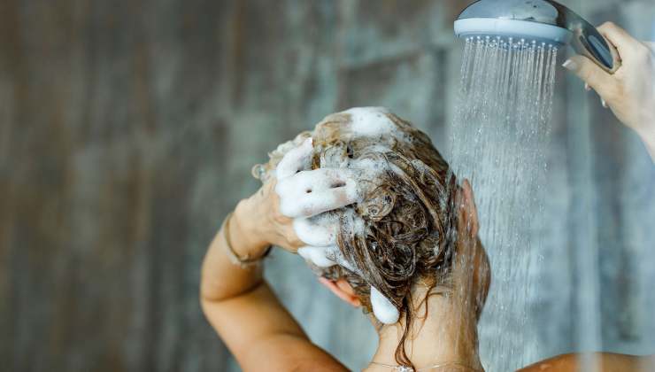 Come proteggere i capelli dai danni del calcare