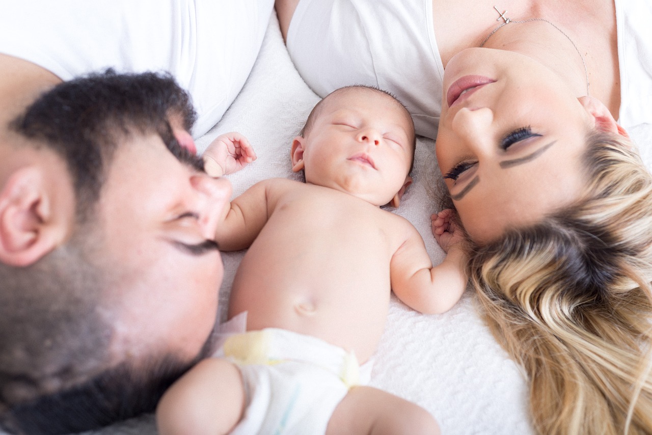 La natalità è ai minimi storici, con meno di 400.000 nascite in Italia.