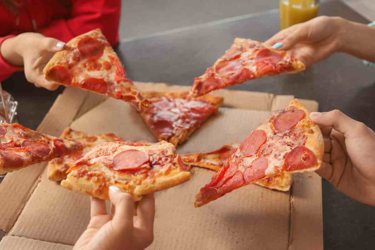 Mangiare pizza a cena fa male? La verità definitiva