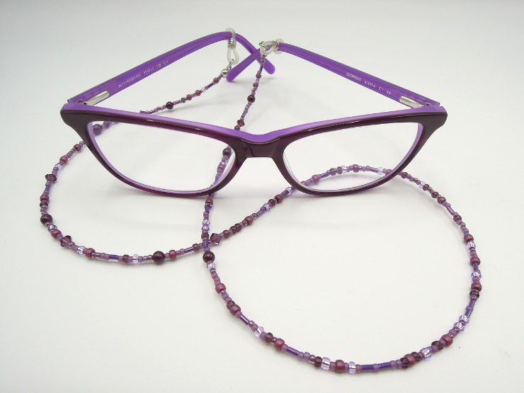 Il nuovo trend delle catenelle per occhiali spopola sul web: vediamo di cosa si tratta