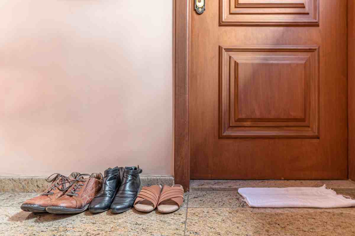 I rischi di non togliere le scarpe prima di entrare in casa