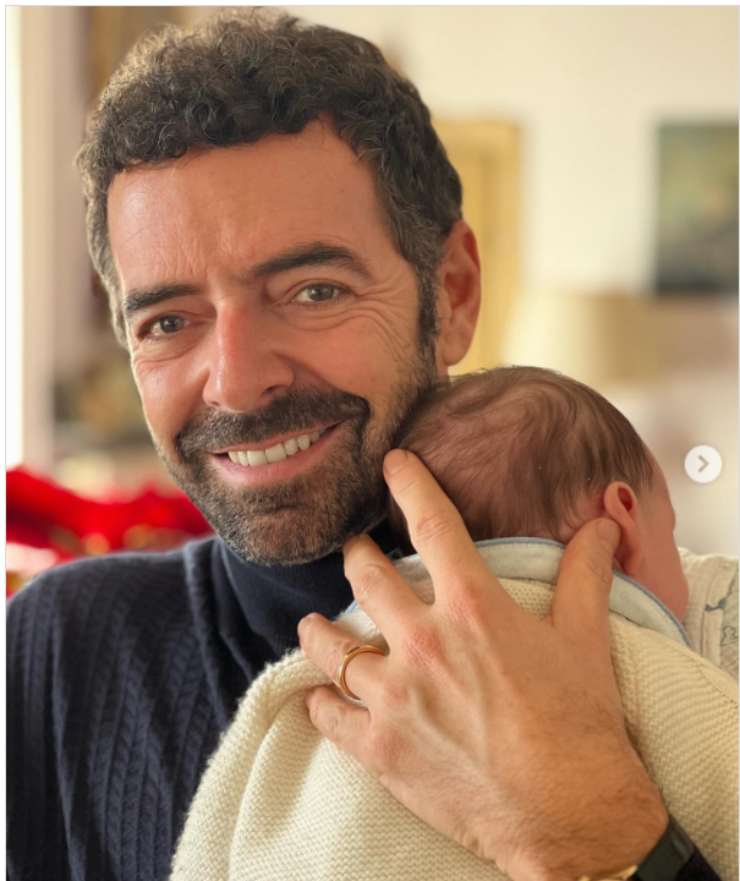Alberto Matano la foto con il neonato