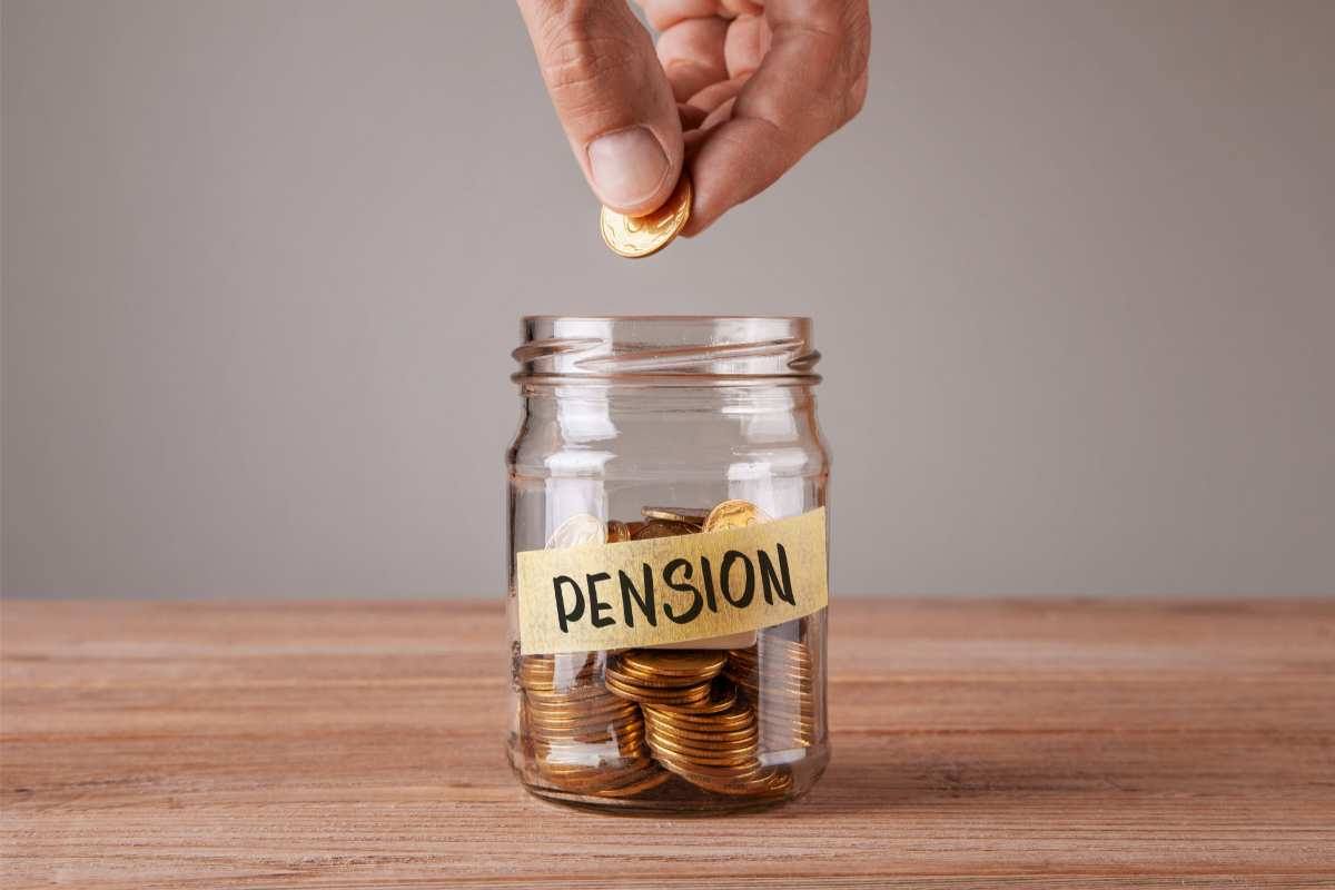 Stop alle pensioni anticipate e taglio agli assegni mensili