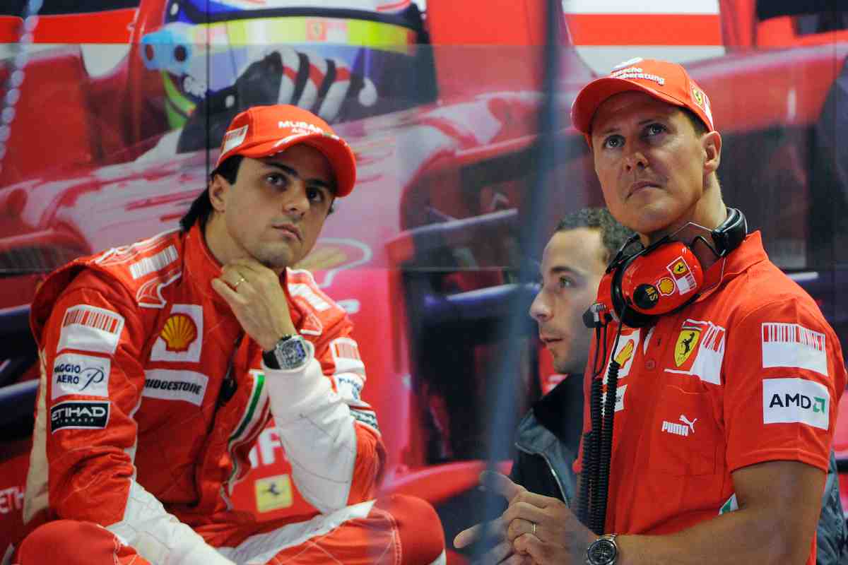 Massa e Schumacher nel box Ferrari