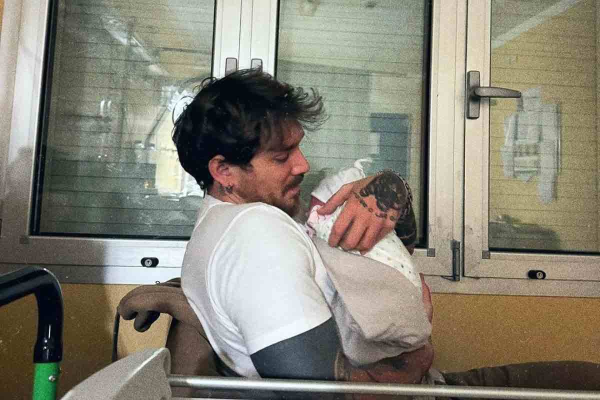 Uomini e Donne, Andrea Cerioli e Arianna genitori: le prima foto della neonata 