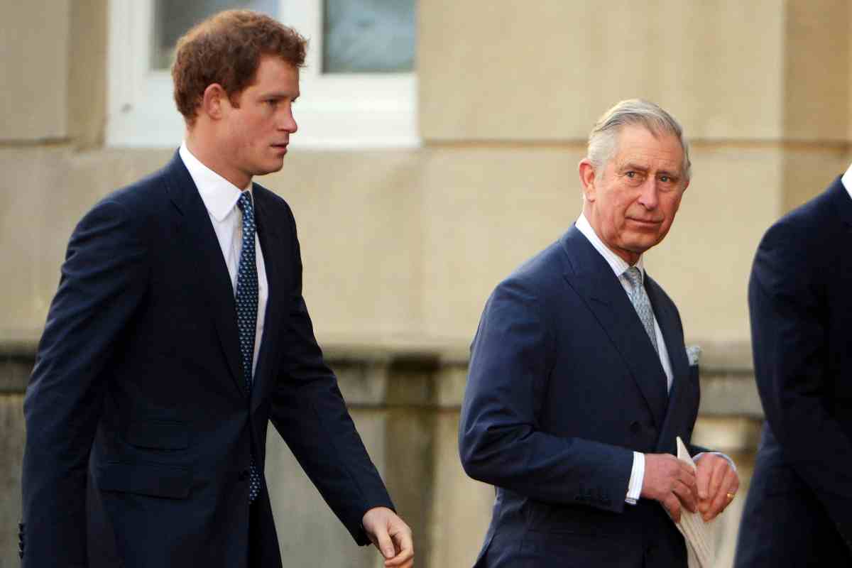 Re Carlo ha il cancro, breve incontro con Harry a Londra