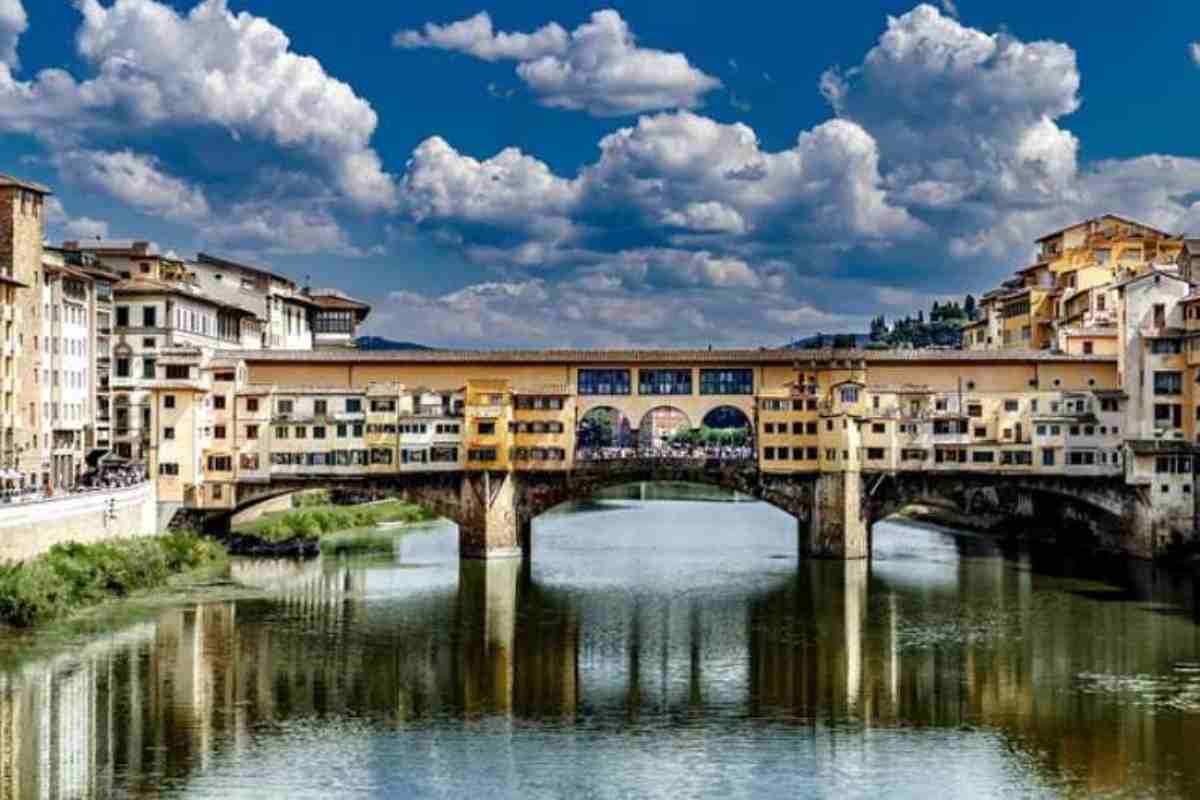 Ponte Vecchio che sorge alle porte di Firenze