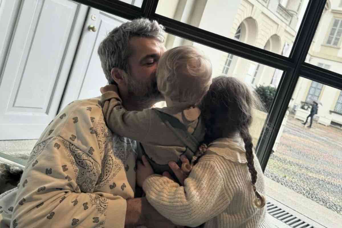La foto virale di Luca Argentero e i figli 